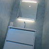 Badkamer renovatie compleet met inloopdouche, ligbad, design badkamermeubel, tegelwerk en lichtkoepel.